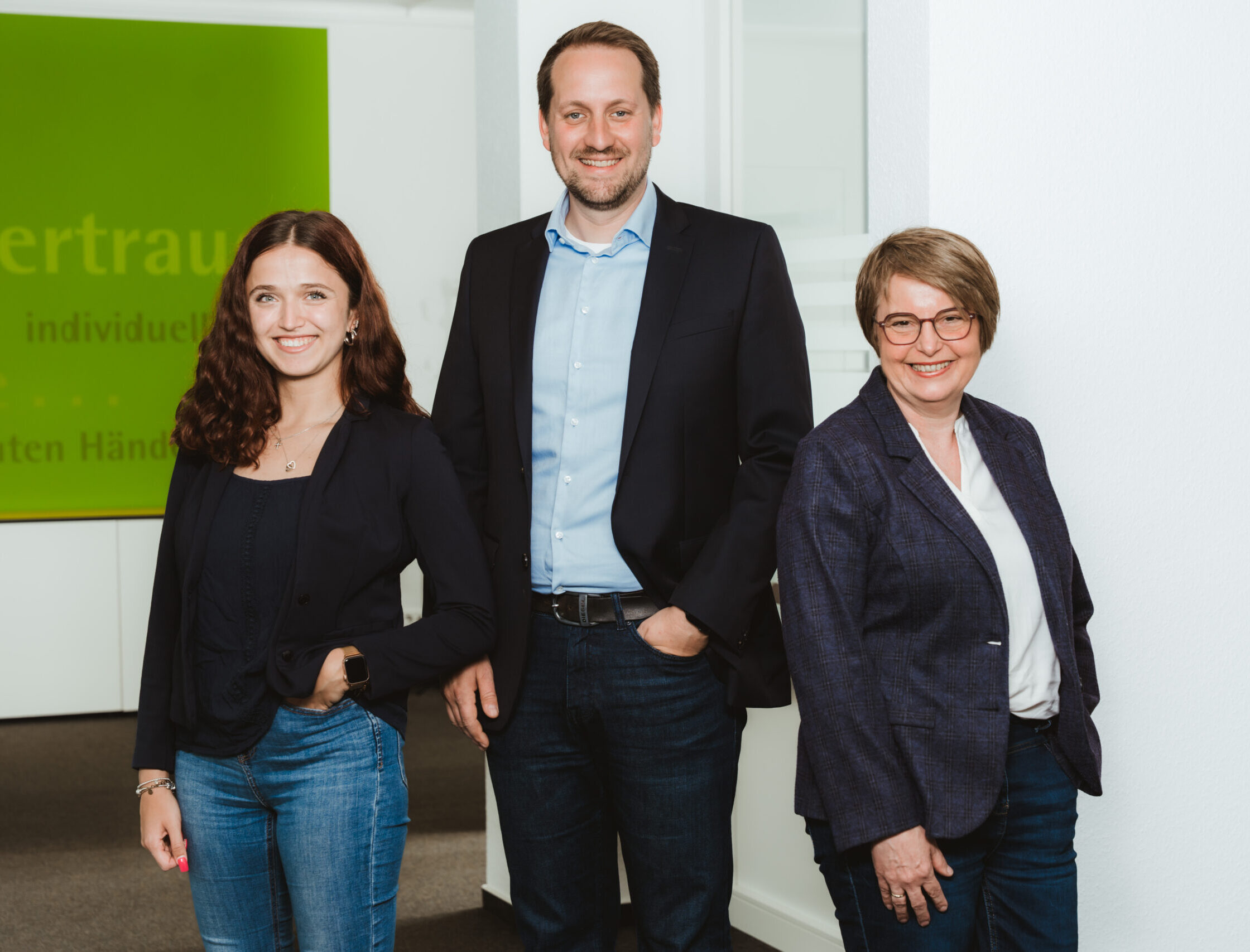 Foto vom Team der LVM Versicherung HENNIG Assekuranz in dem Büro in Bielefeld-Quelle. Zu sehen sind Joanna Tusche, Jan-Eric Hennig und Heike Horstmann.