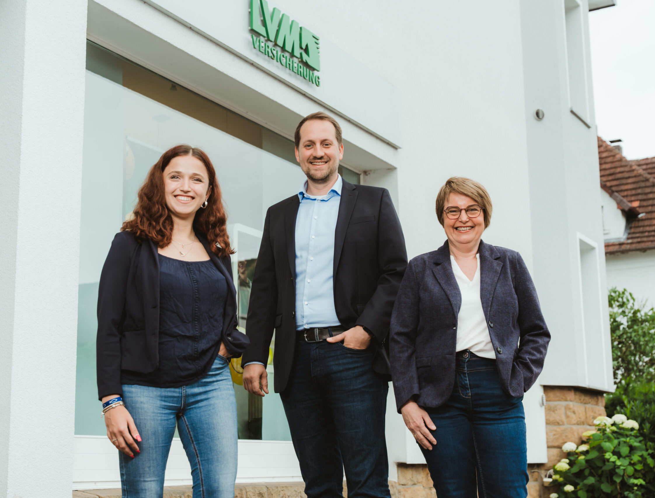 Foto vom Team der LVM Versicherung HENNIG Assekuranz vor Büro in Bielefeld-Quelle. Zu sehen sind Joanna Tusche, Jan-Eric Hennig und Heike Horstmann.